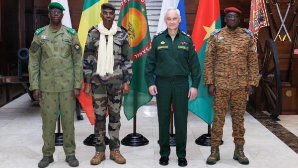 v.l.n.r.: Die Verteidigungsminister Salifou Modi aus Niger, Sadio Camara aus Mali, Andrei Belousov aus Russland und Celestin Simpore aus Burkina Faso in moskau, 14.8.2025 (IMAGO / ITAR-TASS)