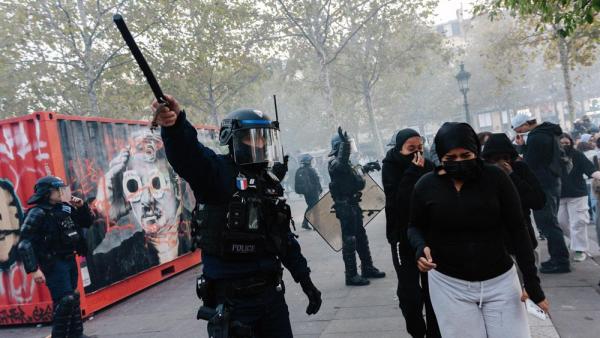 Demonstrant:innen auf der Place de la République; die Polizei setzt Tränengas und Wasserwerfer ein, um sie zu vertreiben, 18.10.2026 (IMAGO / Jan Schmidt-Whitley / Le Pictorium)