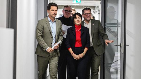 Steffen Krach (SPD), Elif Eralp (Linke) und Werner Graf (Bündnis 90 / Die Grünen) nach Vorgesprächen zur Regierungsbildung, 17.10.2026 (IMAGO / Funke Foto Services)