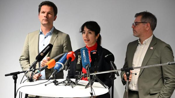 Steffen Krach (SPD), Elif Eralp (Linke) und Werner Graf (Bündnis 90 / Die Grünen) nach Vorgesprächen zur Regierungsbildung, 17.10.2026 (IMAGO / Anadolu Agency)
