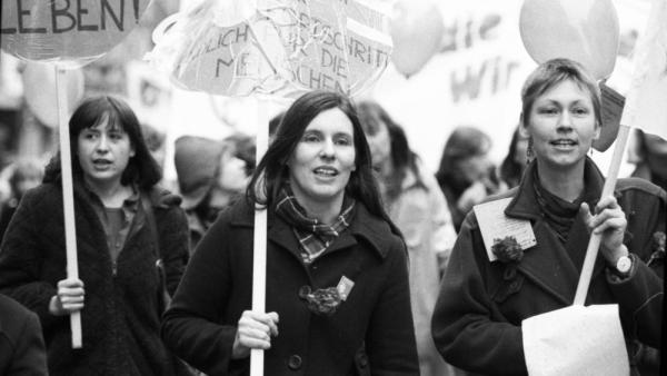 Demo zum internationalen Frauentag am 8.3.1981 in Düsseldorf (IMAGO / Klaus Rose). In den 1980er Jahren kämpften Feministinnen für eine freie Bedeutung des Frauseins. Heute hingegen stellt sich die Frage, ob das Frausein überhaupt noch eine Bedeutung hat oder haben sollte.