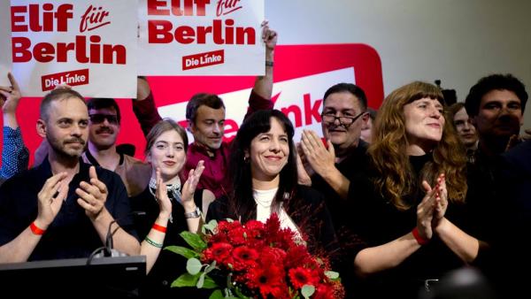 Spitzenkandidatin Elif Eralp beim Sonderparteitag der Linken in Berlin, 25.9.2026 (IMAGO / IPON)