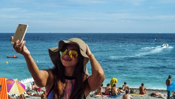 Crankinguru: "Promenade des anglais."|https://flickr.com/photos/crankinguru/21755298730__BREAK__(Attribution License)|https://creativecommons.org/licenses/by/2.0/