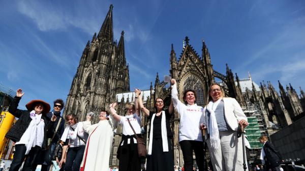 Kundgebung/Menschenkette um den Kölner Dom Frauen-Initiative Maria 2.0 